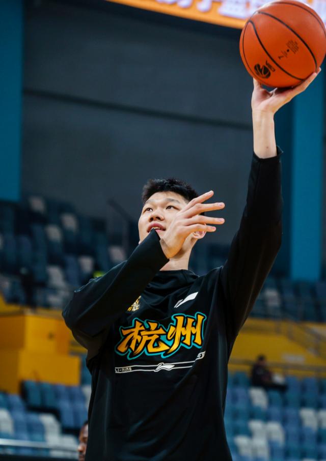 米兰体育官网登录入口-广厦男篮训练开放日，加时末段临场应变引欢呼，NBA总决赛在即，高层口径保持一致