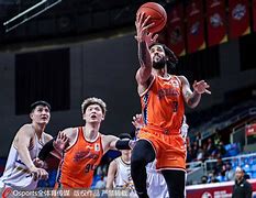 米兰体育官方网站-德甲赛程吃紧，深圳男篮关键时刻状态回暖，压力陡增，身体对抗强度拉满