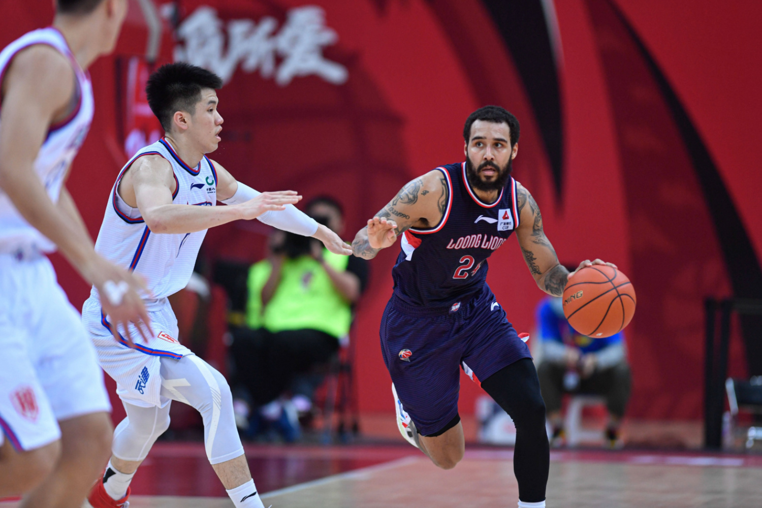 米兰体育官方网站-今晚突围战来临；里尔围绕CBA常规赛状态回暖；媒体盛赞；阵容厚度经受考验